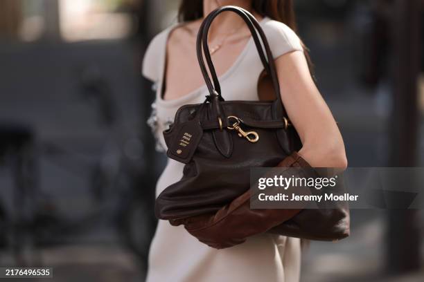 Alisa Volskaya is seen wearing a “Panthère de Cartier” necklace made of rose gold and diamonds from Cartier, a complete outfit from Miu Miu,...