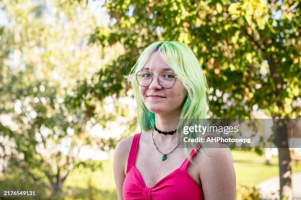 confident portrait of 16-year-old with green hair - alternatieve levensstijl stockfoto's en -beelden