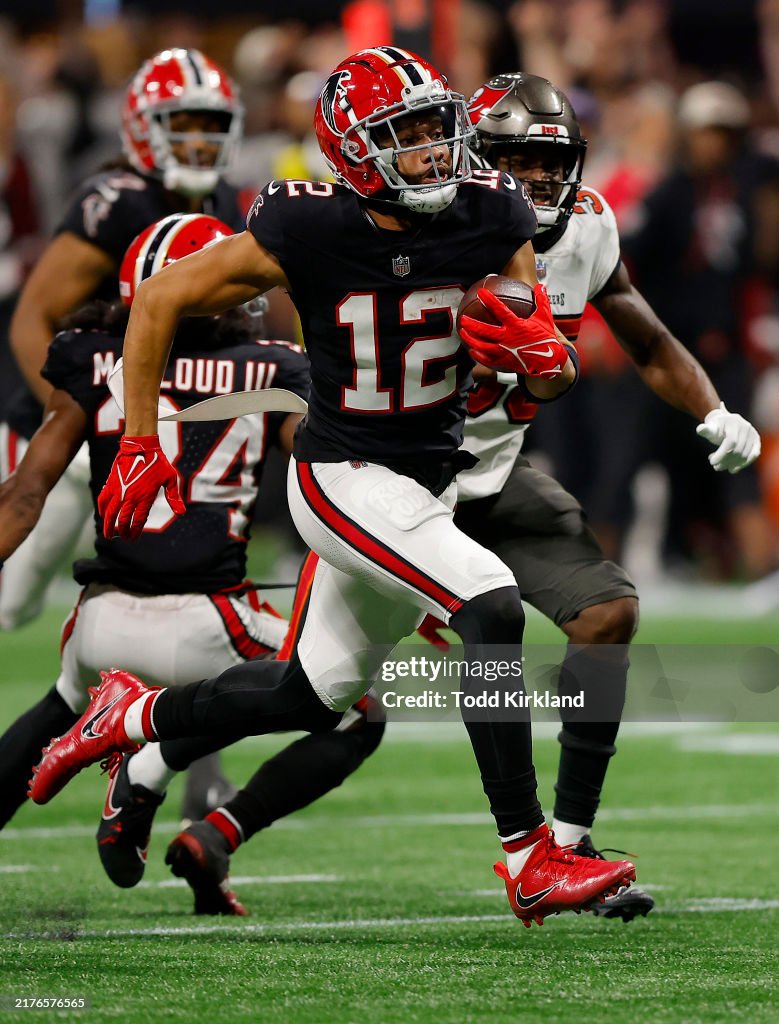 Tb Score KhaDarel Hodge of the Atlanta Falcons runs with the ball to score a ...