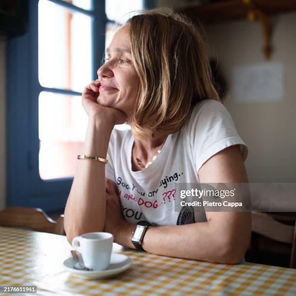 trekking in the alps. - selbstzufrieden stock-fotos und bilder