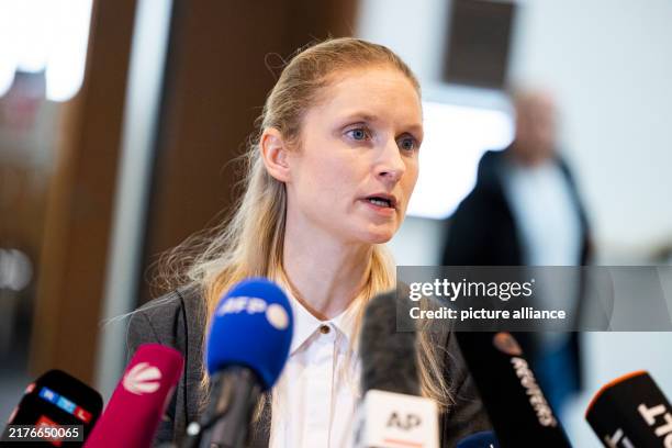 Lisa Rust Calgary 264 Lower Case B Stock Photos, High-Res Pictures, and Images - Getty Images