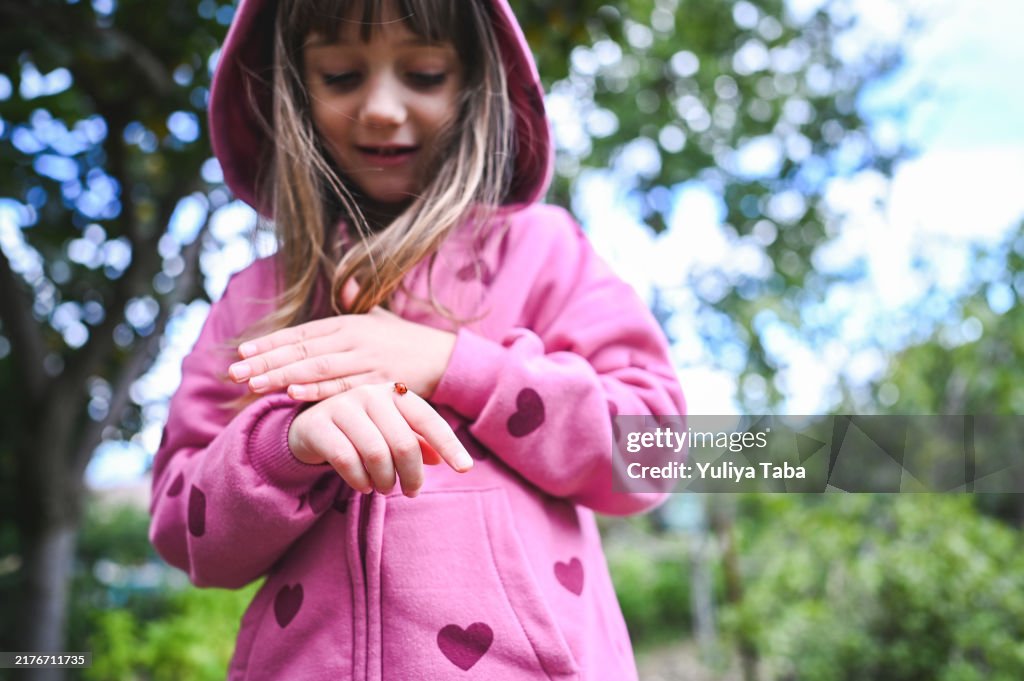 Jolie fille avec coccinelle.