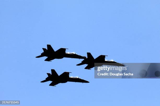 squad of fighter jets - avion militaire photos et images de collection