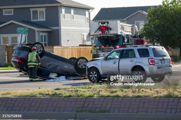 il vigile del fuoco ispeziona l'incidente automobilistico del veicolo capovolto littleton colorado - incidente automobilistico foto e immagini stock