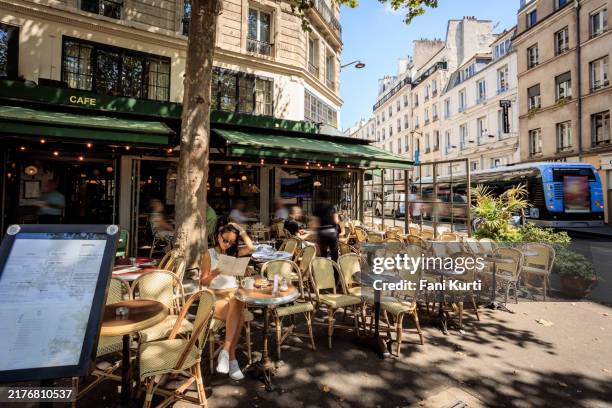 signora che prende un caffè nel caffè sul marciapiede di parigi - locale di ristoro foto e immagini stock
