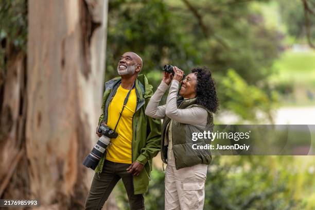 couple bird watching while hiking - buitensport stockfoto's en -beelden