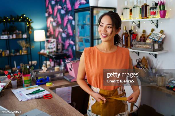 small business owner working in her flower shop - owner stock pictures, royalty-free photos & images