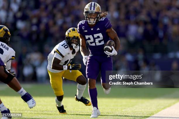 Cameron Davis of the Washington Huskies carries the ball against the Michigan Wolverines during the first quarter at Husky Stadium on October 05,...