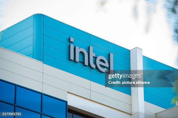 October 2024, USA, Santa Clara: The Intel logo can be seen at the headquarters of the chip company. Photo: Andrej Sokolow/dpa
