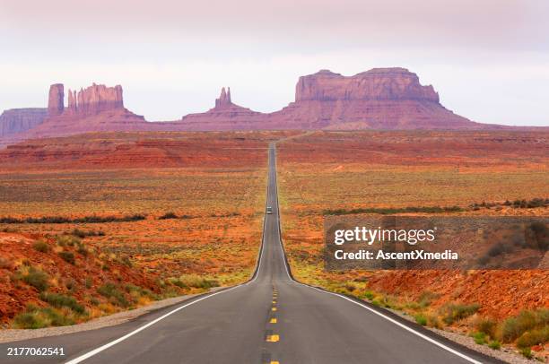 monument valley, também conhecido como rodovia da região tribal navajo - monumento do parque da tribo do vale - fotografias e filmes do acervo