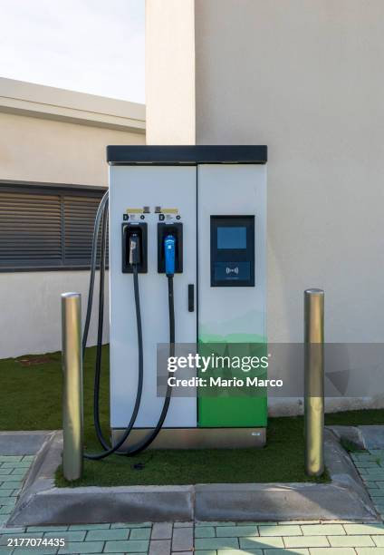 electric car charger - chargeur de batterie photos et images de collection