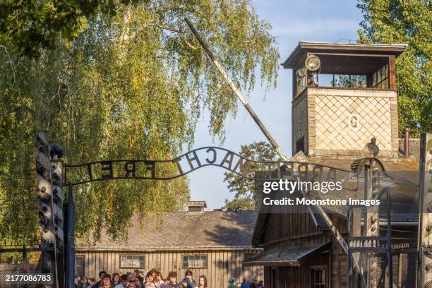 arbeit macht frei sign at auschwitz concentration camp near oświęcim in malopolskie province, poland - arbeit macht frei photos et images de collection