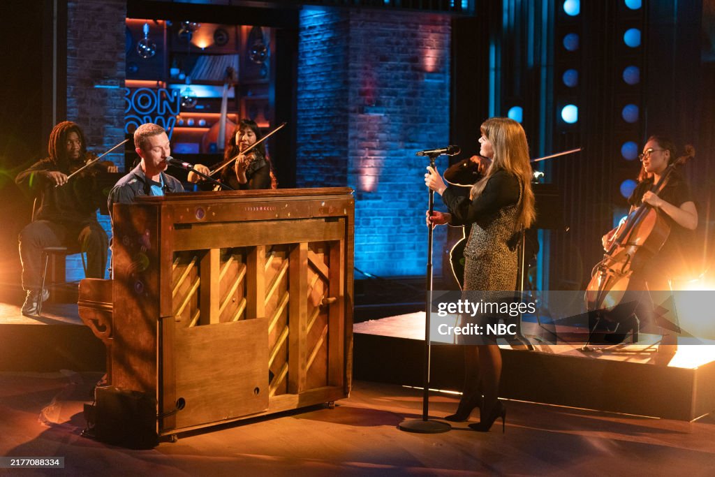 Kelly Rheault Chris Martin, Kelly Clarkson -- News Photo - Getty Images