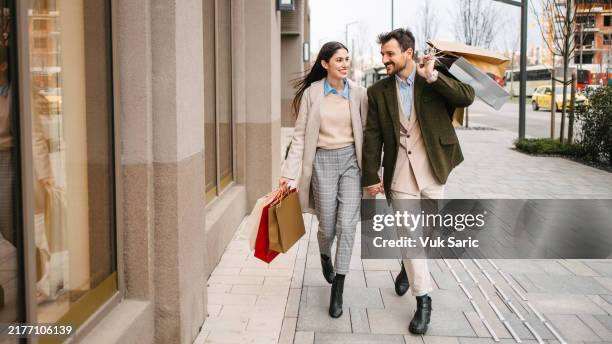moglie felice dopo lo shopping - borsa della spesa foto e immagini stock