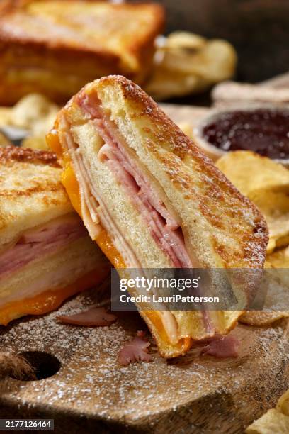 le sandwich classique monte cristo - jambon cru photos et images de collection
