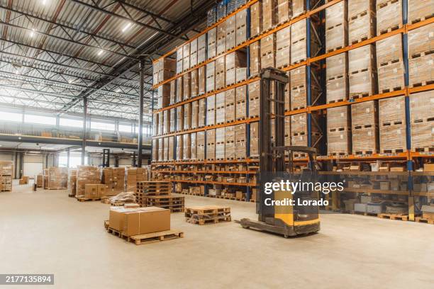 the inside of a working warehouse dispatch centre - scompartimento di immagazzinaggio foto e immagini stock
