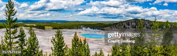 grand prismatic spring overlook et fairy fls trial dans le parc national de yellowstone, wyoming, états-unis - yellowstone photos et images de collection