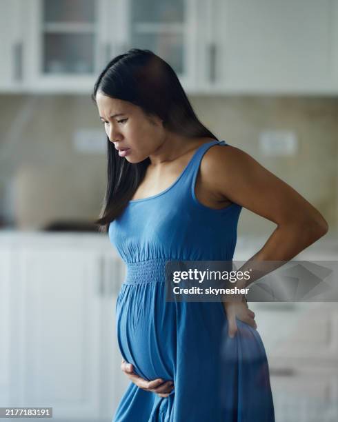 ugh, ich glaube, ich habe wehen! - muskelkontraktion stock-fotos und bilder