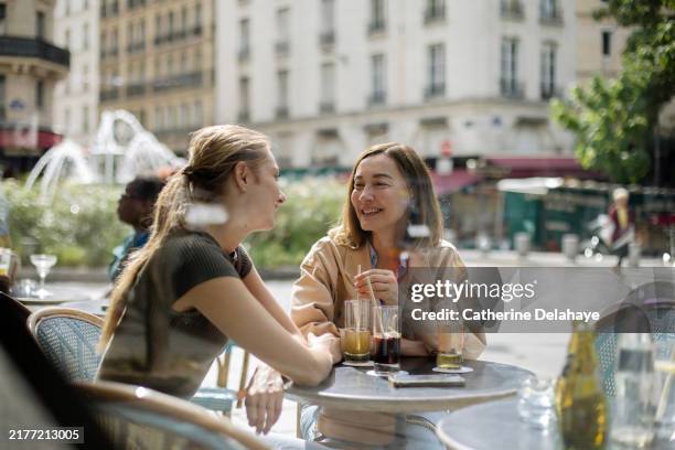 A Mother And Her 20 Year Old Daughter Spending Time Together On The Terrace Of A Parisian Cafe, Foto de stock