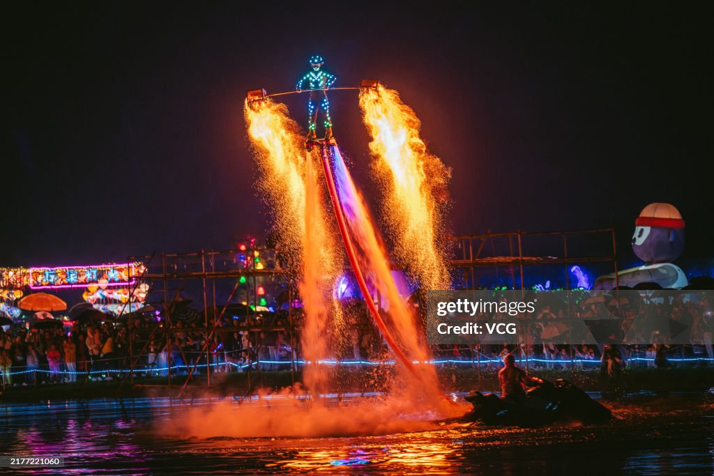 Fire Pot Performance Dazzles Tourists During National Day Holiday In Chengdu