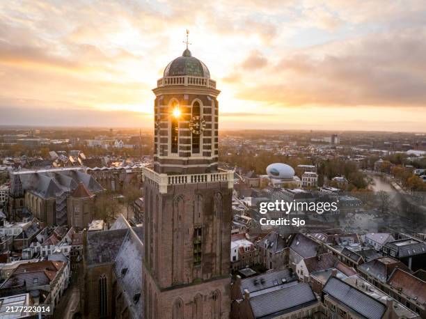 zwolle peperbus church tower during a cold winter sunrise - herfst nederland drone stockfoto's en -beelden