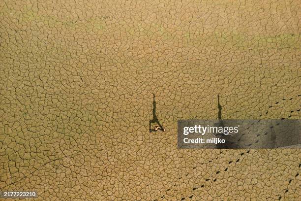 zwei frauen beim yoga an einem wüstenähnlichen ort - erdkruste stock-fotos und bilder