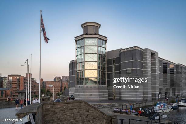 vue crépusculaire du royal armouries museum, leeds - leeds photos et images de collection