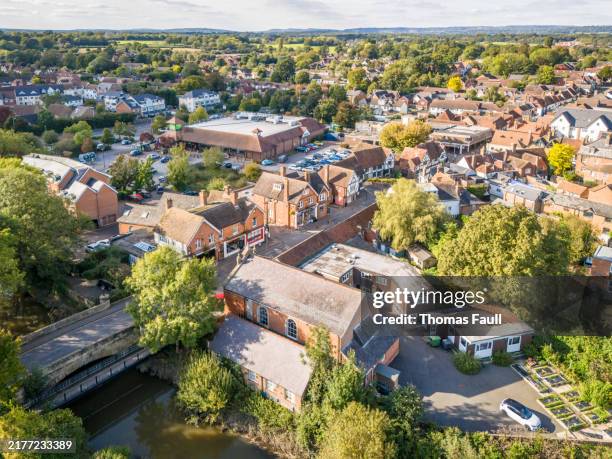 geschäfte in edenbridge in kent - edenbridge stock-fotos und bilder