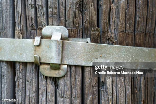strap lock pole - strap stock pictures, royalty-free photos & images