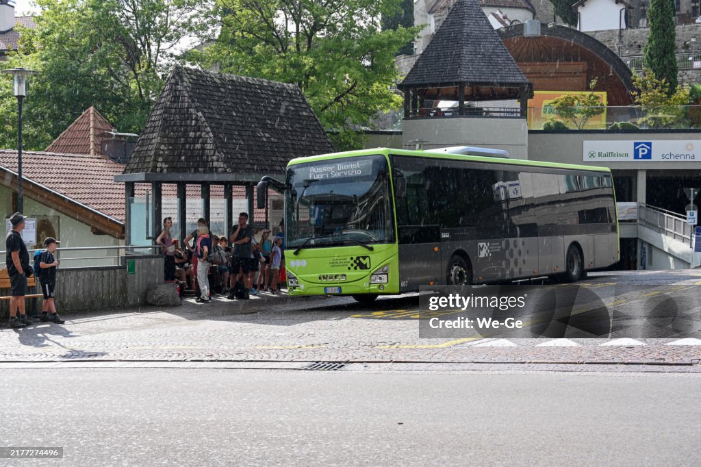 Ein IVECO Crossway-Bus der Südtirolmobil Verkehrsbetriebe an einer Bushaltestelle in Schenna, Südtirol.