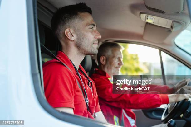 équipe paramédicale conduisant une ambulance sur appel d’urgence - véhicule de service durgence photos et images de collection