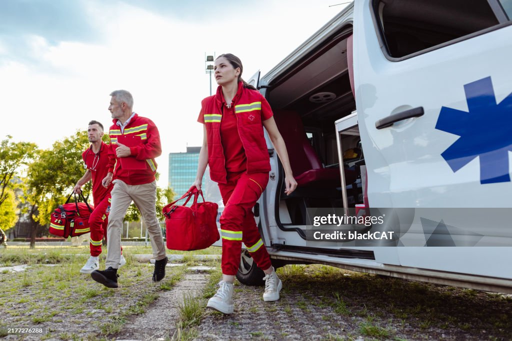 Medizinisches Notfallpersonal reagiert schnell aus dem Krankenwagen