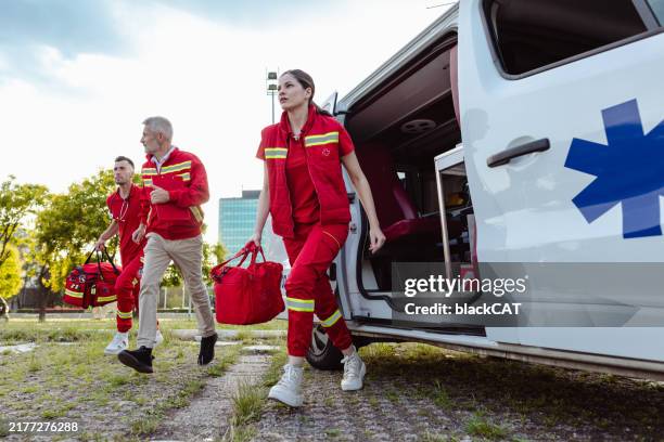 emergency medical staff responding quickly from ambulance vehicle - openbare dienstverlening stockfoto's en -beelden