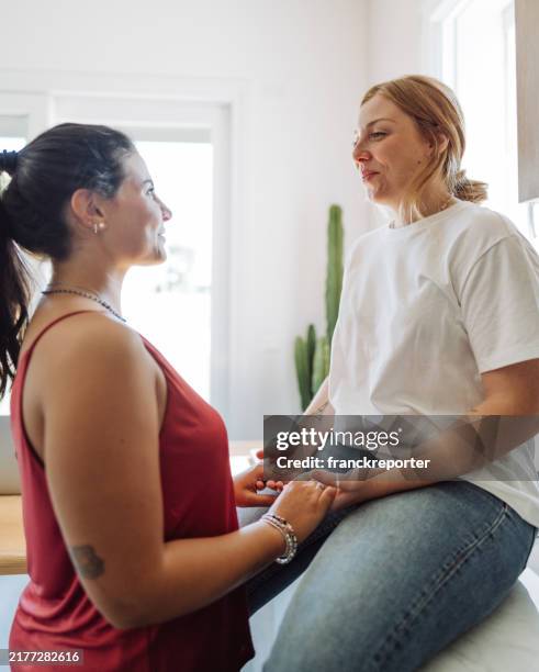 coppia appassionata che si abbraccia a casa - lesbica foto e immagini stock