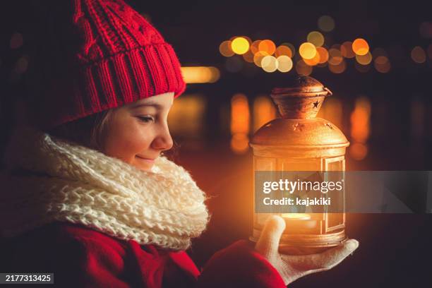 bella bambina con lanterna di natale all'esterno - esprimere un desiderio foto e immagini stock