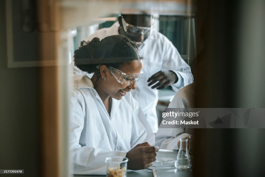 Dooing Lab Happy Students Doing Science Experiment In Laboratory Stock-Foto ...