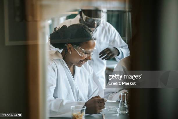 happy students doing science experiment in laboratory - chimie photos et images de collection