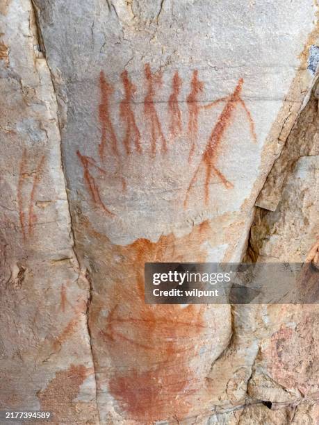 buschmänner rocken san kunst malereien in einer höhle - felskunst der buschmänner stock-fotos und bilder