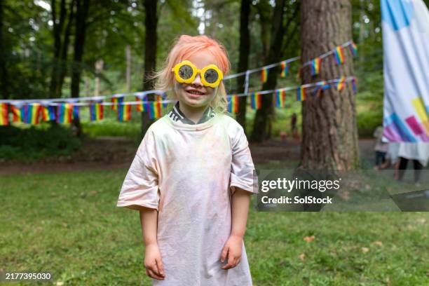 fühlt sich lustig und bunt an - halbnahe-einstellung stock-fotos und bilder