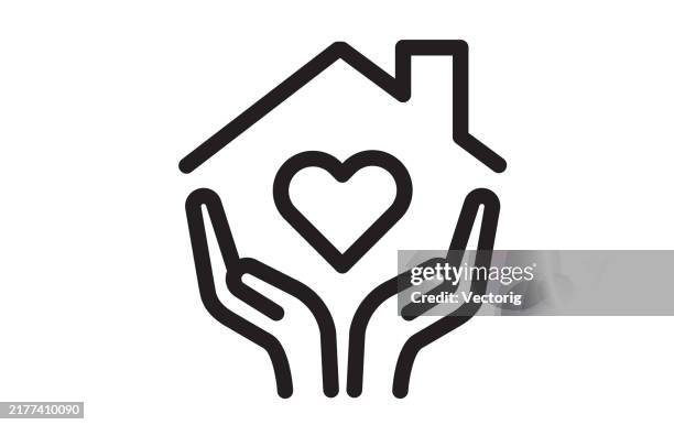 hände, die ein herzzentriertes zuhause unterstützen - wohnhaus stock-grafiken, -clipart, -cartoons und -symbole