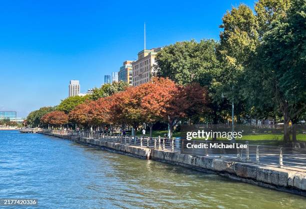 hudson river park fall foliage - hudson river stock pictures, royalty-free photos & images
