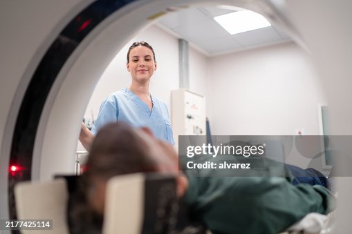 MRT-Untersuchung mit älterem Patienten und Pflegepersonal MRT-Untersuchung mit älterem Patienten und Pflegepersonal