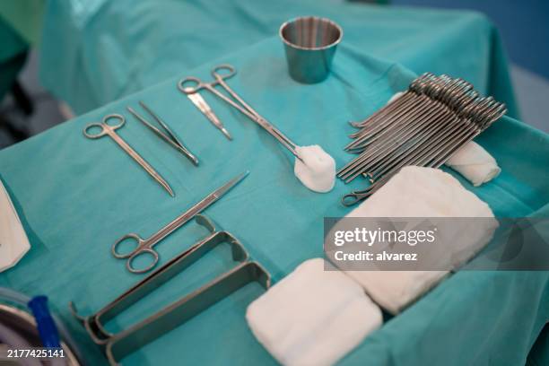 surgical equipment on tray in operating room - sala de cirurgia com assistência imagens e fotografias de stock