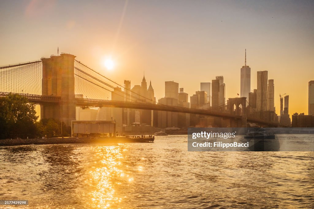 Brooklyn bridge and manhattan skyline at sunset, new york city
