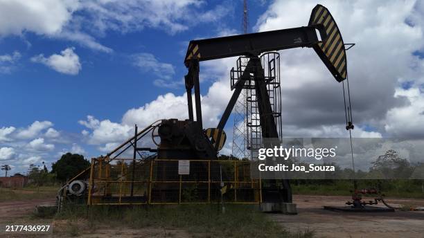 oil extraction machine - oil field stock pictures, royalty-free photos & images