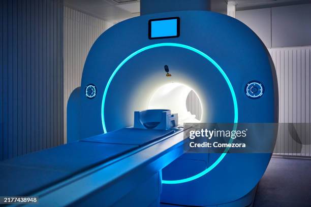 side view of magnetic resonance imaging at fluorescent light - image par résonance magnétique photos et images de collection