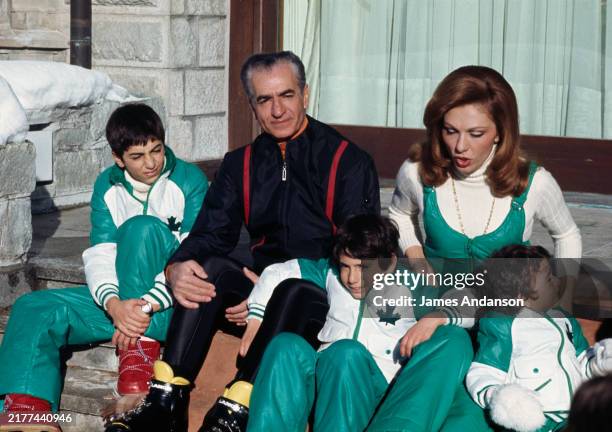 Le Shah d'Iran avec sa femme Farah Diba et leurs enfants (de gauche à droite : Reza Pahlavi , Ali Reza Pahlavi et Leila Pahlavi , à Saint Moritz,...