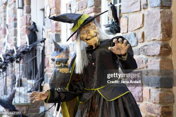 halloween witch decoration, scary halloween decoration, creepy haunted house - salem massachusetts imagens e fotografias de stock