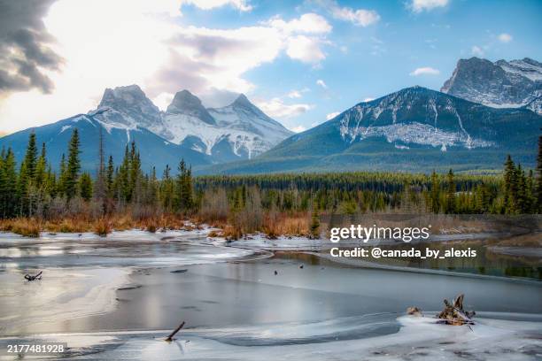 standpunkt der drei schwestern - lake louise stock-fotos und bilder