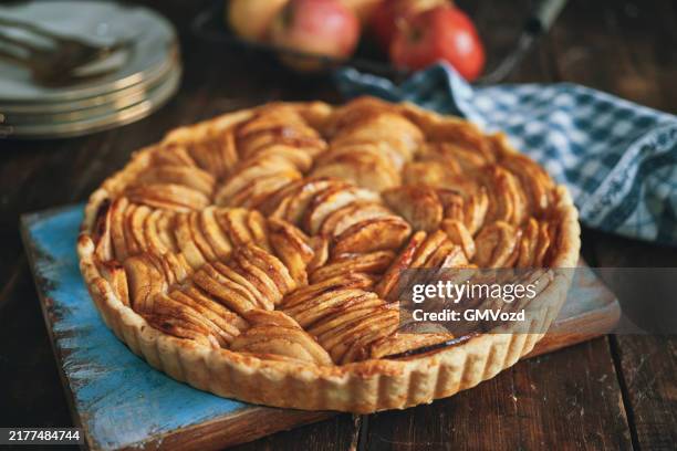 preparing apple pie in domestic kitchen - apple pie stockfoto's en -beelden